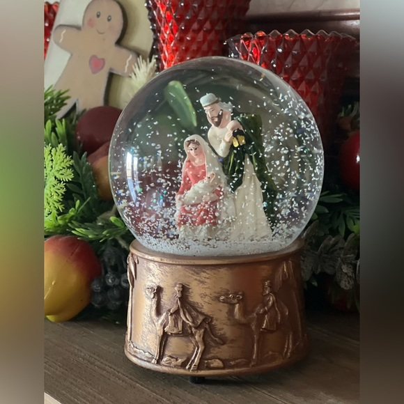 ❤️ Christmas Nativity Musical Silent Night Snow Globe‼️FINAL SALE - Picture 4 of 9
